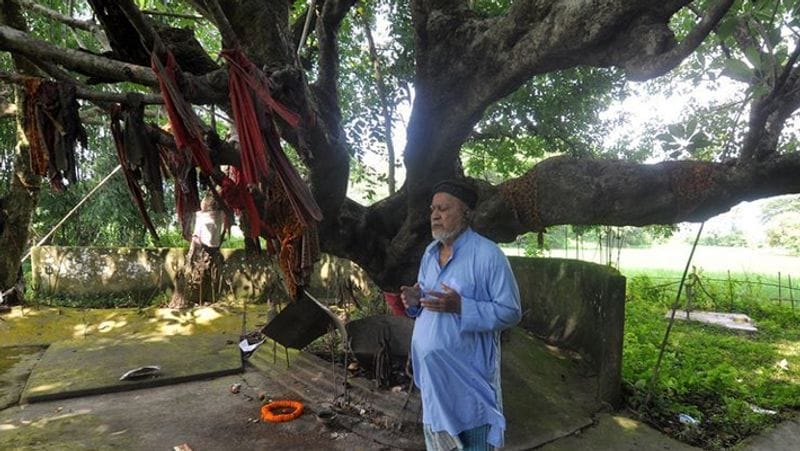 मंदिर के केयरटेकर रहमान रोज सुबह 5 बजे उठकर नमाज पढ़ते हैं। इसके बाद मंदिर में सफाई कर शिवलिंग पर फूल चढ़ाते हैं।