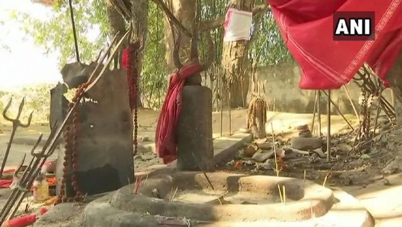 ये मंदिर विशाल बरगद के पेड़ के नीचे है। शिव की प्रतिमा लाल कपड़े में लपेटी हुई है। साथ ही कई त्रिशूल भी लगे हैं।