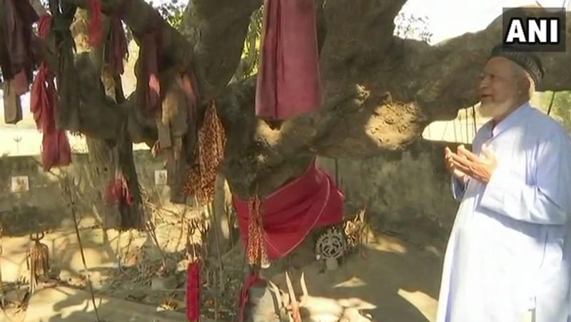 रहमान पांच समय का नमाज अदा कर इस मंदिर की देखभाल करते हैं। वो मंदिर परिसर की सफाई करते हैं और वहां रखे कचरे को हटाते हैं।