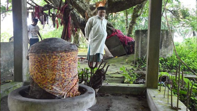 सपने में शिवजी ने कहा था कि वो बस इस मुस्लिम परिवार द्वार चढ़ाया चढ़ावा ही लेंगे। इसलिए परिवार वाले ही उनका ख्याल रखते हैं।