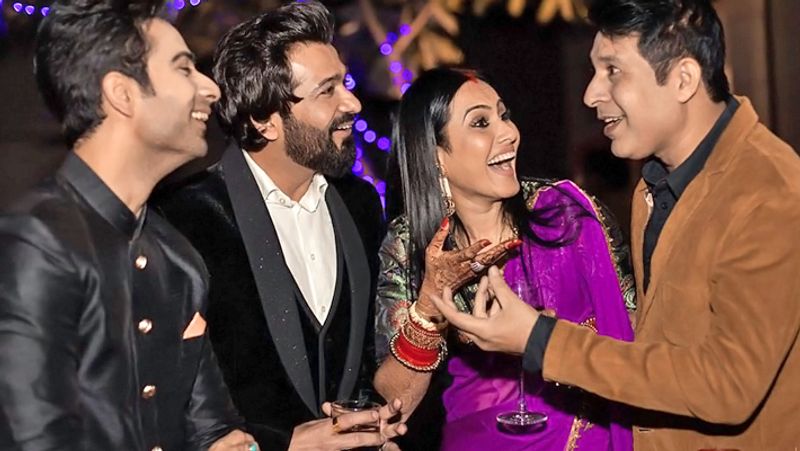 पार्टी के दौरान दोस्तों के साथ गपशप करते काम्या और शलभ।