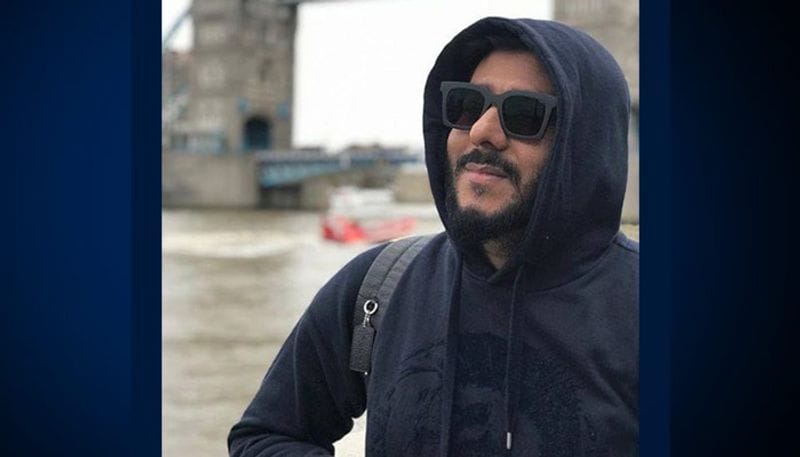 একটি বাড়িতে রুদ্রনীলের সঙ্গে থাকতেন রাজ চক্রবর্তী। সেখান থেকেই আলাপ পরিচালক অরিন্দম দে-র সঙ্গে। কাজ শুরু হয় সহ পরিচালক হিসেবে।