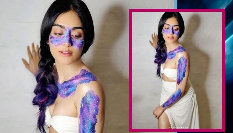 সোশ্যাল মিডিয়াতে বেশ অ্যাক্টিভ অভিনেত্রী।