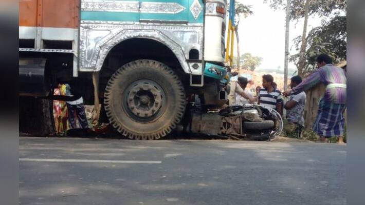 Hooghly accident 3 persons died when a scooty and truck got head on collision Hooghly accident 3 persons died when a scooty and truck got head on collision