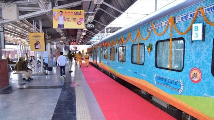Mahakal Express leaves Varanasi from Indore BJP MP make swastik on locopilot cabin kpm Mahakal Express leaves Varanasi from Indore BJP MP make swastik on locopilot cabin kpm