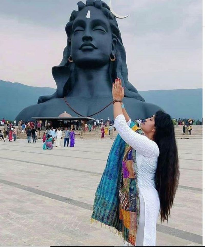 মহাশিবরাত্রির রাতে শিব-এর বর পেতে এই শ্লোকটি উচ্চারণ করুন- গিরিশ্যাম ঘন্যাশ্যাম গলে নীলাভারানম, গাভেন্দ্রধিরোদেম গুনাতিত্রোপম, ভাবম ভসাভারম ভস্মানা, ভুস্থিতানগাম, ভাবানি ক্লাতরাম ভাজে পঞ্চভাকত্রম।