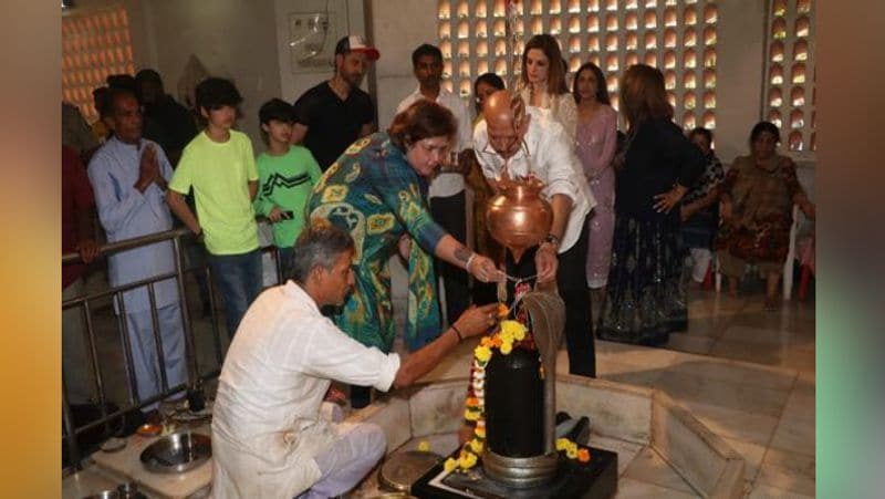 पापा राकेश रोशन के साथ पूजा करतीं सुनैना रोशन।