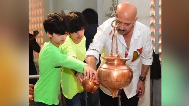 दोनों पोतों के साथ भोलेनाथ को जल चढ़ाते दादा राकेश रोशन।