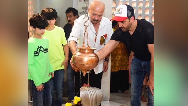बेटे ऋतिक और दोनों पोतों के साथ पूजा करते राकेश रोशन।