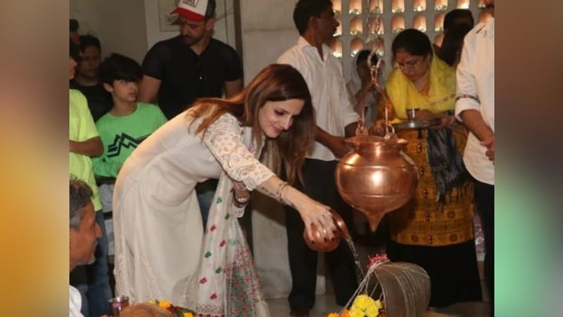 भगवान शिव को जल चढ़ाती ऋतिक रोशन की एक्स पत्नी सुजैन खान।