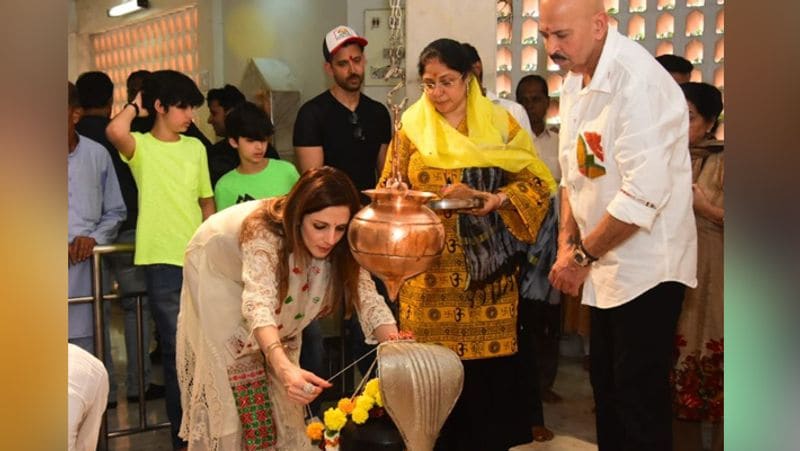 एक ने कमेंट करते हुए पूछा- ये कैसा डिवोर्स होता है भाई। एक बोला- ये पहला ऐसा कपल होगा जो डिवोर्स के बाद ज्यादा साथ दिखता है। एक बोला- डिवोर्स लेकर पैसा भी ले गई और अभी तक छोड़ा भी नहीं।