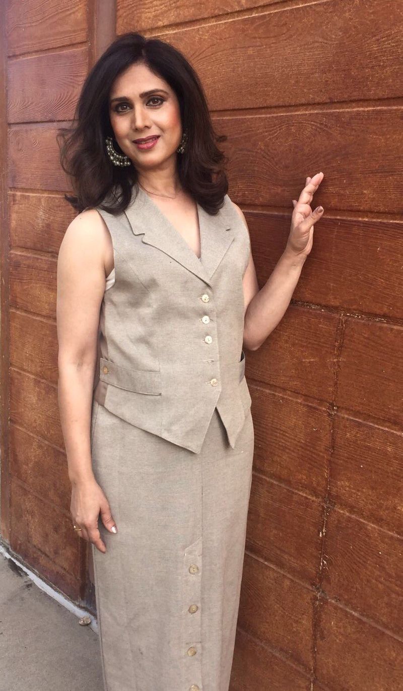 Duet movie actress Meenakshi Sheshadri recent photo pictures