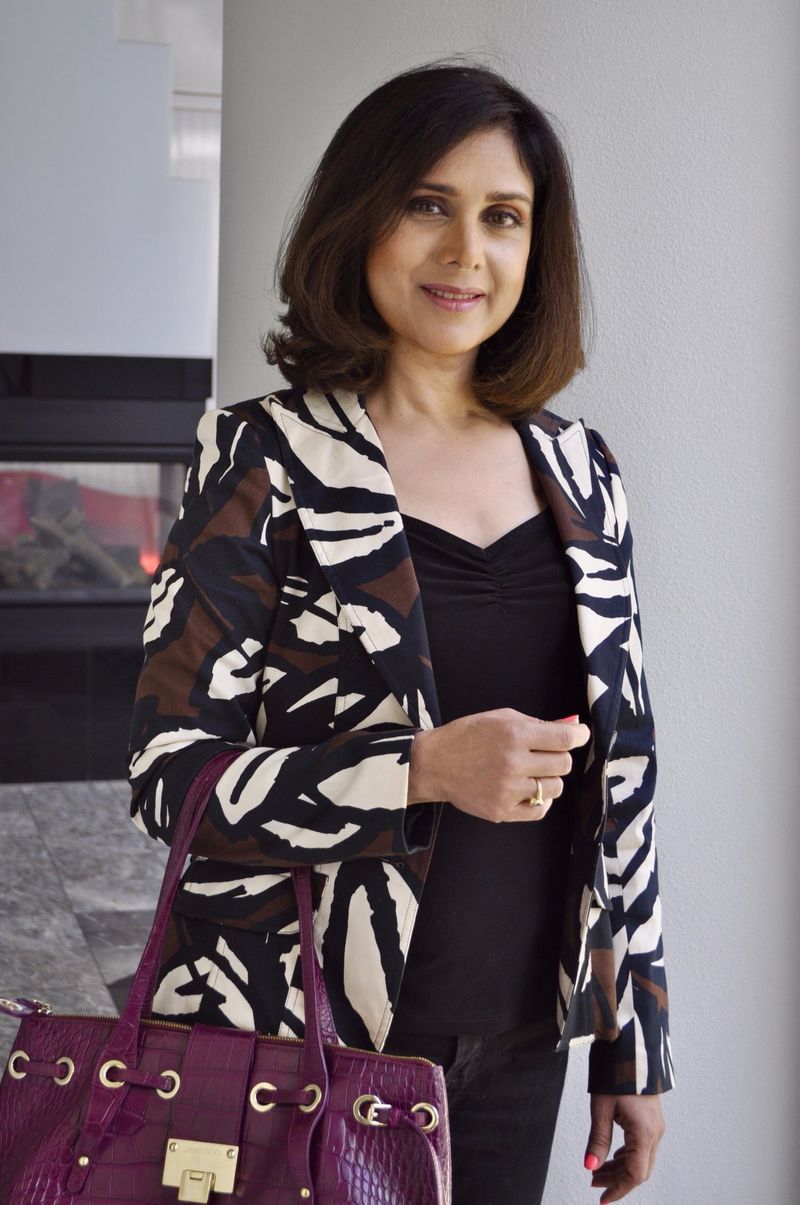 Duet movie actress Meenakshi Sheshadri recent photo pictures