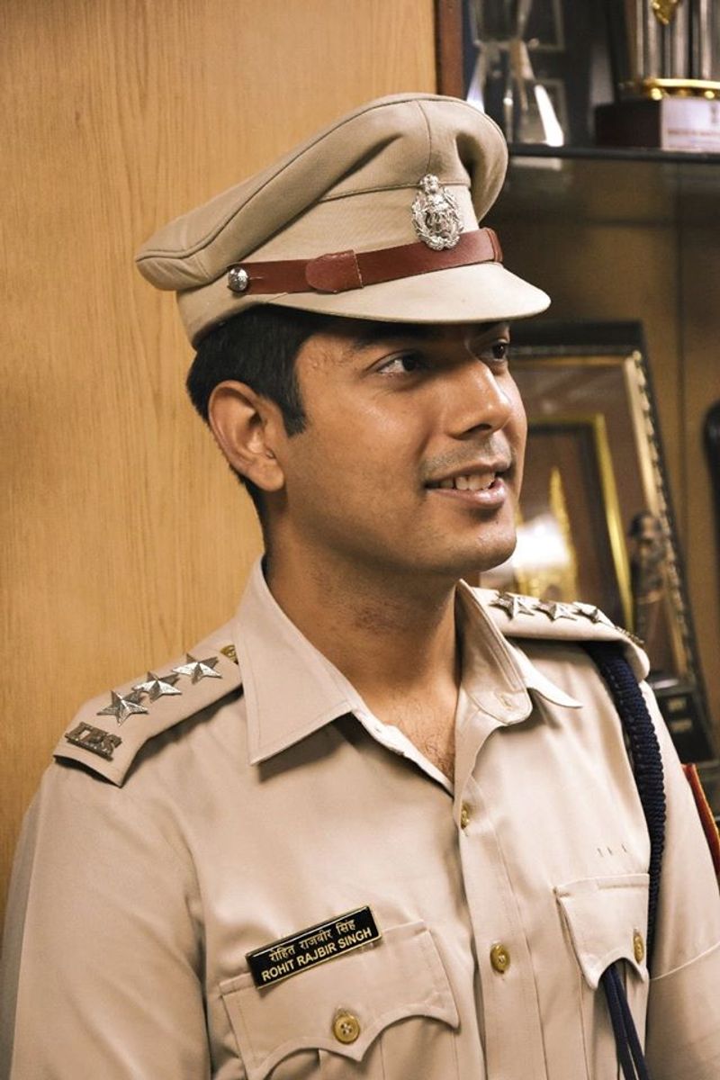 वहीं एक तरफ उनके मन के भीतर पिता की तरह पुलिस में जाने की इच्छा जागने लगी। वो सपना देखने लगे कि मैं भी एक दिन आईपीएस अफसर बन पिता के नक्शे कदम पर चलूं। पर रोहित के पैरों में परिवार की बेड़ियां थीं। मां और बहन का खर्च उठाने के लिए उनका नौकरी करना मजबूरी था।