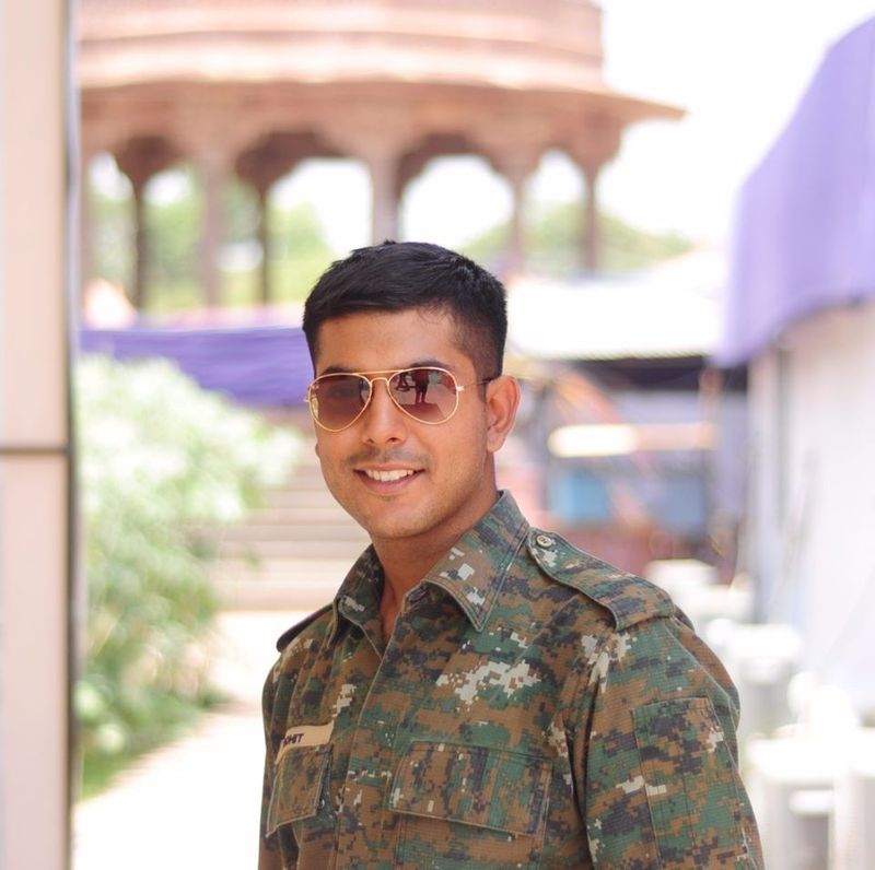 सपने और फर्ज के बीच हो रही लड़ाई में फंसे रोहित ने सोचा एक बार मां से बात कर लूं। रोहित थक हारकर अपनी मां के पास गए और दो साल का समय मांग लिया। दो साल मन लगाकर पढ़ाई करूंगा और आईपीएस बनने का अपना सपना पूरा करूंगा। तब तक आप लोग जैसे-तैसे खर्च चला लो।