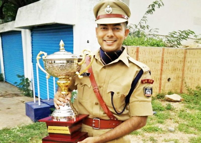 रोहित ने एक शो में बातचीत के दौरान बताया कि, वो छोटी-छोटी चीजों पर ध्यान देते हैं। अपने क्षेत्र के लोगों की समस्याओं को सुनना पसंद करते हैं। वो गरीब, बुजुर्ग और महिलाओं की किसी भी मदद के लिए हमेशा तैयार रहते हैं।