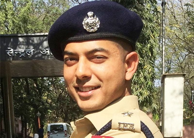 यूपीएससी की तैयारी कर रहे स्टूडेंट्स को रोहित सलाह देते हैं कि, अपने साथ एक मजबूत इरादा लेकर ही सिविल सेवा में जाना चाहिए, आप समाज सेवा के लिए कुछ नया आइडिया लेकर जाएंगे तभी इस क्षेत्र में चमकेंगे और अपने काम से संतुष्ट होंगे।