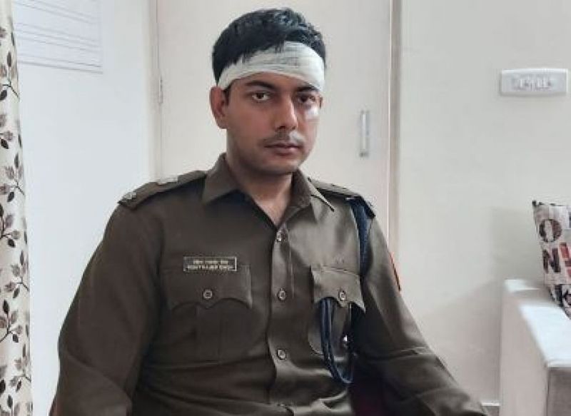 नागरिकता कानून के खिलाफ दिल्ली के सीमापुरी इलाके में हुई हिंसा में एडिशनल डीसीपी रहे रोहित राजबीर घायल भी हुए थे। भीड़ ने उनपर पत्थर बरसाए थे। रोहित के आंख और सिर में चोटें आई थीं। इसका वीडियो भी सोशल मीडिया पर वायरल हुआ था।