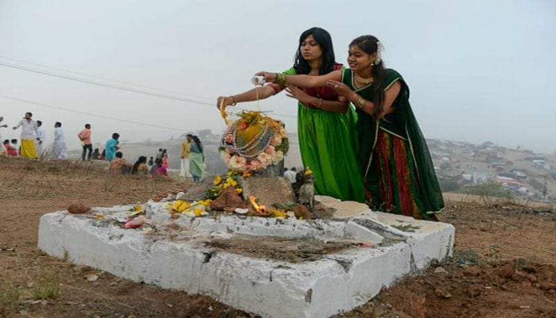 ಸಂಪಿಗೆ ಹೂವು :ಶಿವನಿಗೆ ಬಿಳಿ ಹೂವುಗಳನ್ನು ಹೆಚ್ಚಾಗಿ ಅರ್ಪಿಸಲಾಗುತ್ತದೆ. ಆದರೆ ಸಂಪಿಗೆ ಹೂವನ್ನು ಶಾಪಗ್ರಸ್ತ ಎಂದು ಹೇಳಲಾಗುತ್ತದೆ ಮತ್ತು ಶಿವನ ಪೂಜೆಯ ಸಮಯದಲ್ಲಿ ಇದನ್ನು ಅರ್ಪಿಸಬಾರದು ಎಂದು ಹೇಳಲಾಗುತ್ತದೆ.