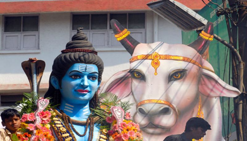 এই শ্লোকের বাংলা অনুবাদ- আমি বিশ্বপিতাকে আরাধ্য করি, ভগবান শিব এবং মাতা পার্বতী, যেমন কথার সঙ্গে জ্ঞানকে আলাদা করা যায় না, তেমনি শিব ও পার্বতী-র সম্পর্কেও আলাদা করা সম্ভব নয়, এই শ্লোকে কালীদাস তাঁর দেব-দেবী হিসাবে পরিচিত মহাদেব ও পার্বতী-র কাছে অনুরোধ রেখেছেন যাতে তাঁকে কথা ও জ্ঞানের ফারাকের মানেটা বুঝিয়ে দেওয়া হয়।