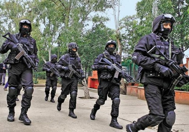 इस दौरान करीब 200 अमेरिकी कमांडो भी तैनात रहेंगे। दूसरा चक्र एनएसजी कमांडो का रहेगा। इसके बाद चेतक कमांडो, अर्धसैनिक बल और बाहरी चक्र में गुजरात, यूपी और दिल्ली पुलिस के कर्मी तैनात रहेंगे।
