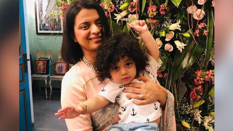 कंगना ने आगे एक और ट्वीट में कहा था- "क्या सिर्फ इसलिए कि हमारे माता-पिता ने सुंदर, होशियार और आत्मविश्वास से लबरेज बेटियों को पैदा किया था। ये निर्दयी दुनिया लड़कियों पर दया नहीं करती। वक्त है हर तरह की सामाजिक बुराई से लड़ने है, तभी हम अपने बच्चों को एक सुरक्षित माहौल दे पाएंगे।"