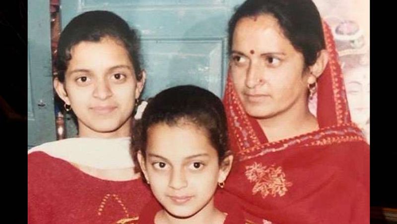 हाल ही में रंगोली ने सोशल मीडिया पर कुछ फोटोज शेयर कर अपनी दर्दभरी कहानी सुनाई थी। रंगोली ने बहन कंगना और मां के साथ वाली एक फोटो शेयर करते हुए लिखा था- ''छोटू और मॉम के साथ इस फोटो में आखिर मैं क्या ढूंढ रही हूं। क्या कोई इस तस्वीर के पीछे लगे कैलेंडर के साल को देख सकता है।'' इसके बाद कंगना ने अगले ट्वीट में लिखा- ''हमारी बचपन की तस्वीरों पर बेहद रोचक रिएक्शन आए। कई दोस्तों ने मुझसे कॉलेज की फोटो बारे में भी कमेंट करते हुए कहा- हम साइंस के स्टूडेंट थे हमारे पास इन सब चीजों के लिए वक्त नहीं था। लेकिन फिर भी एनुअल डे की एक फोटो मिली।''