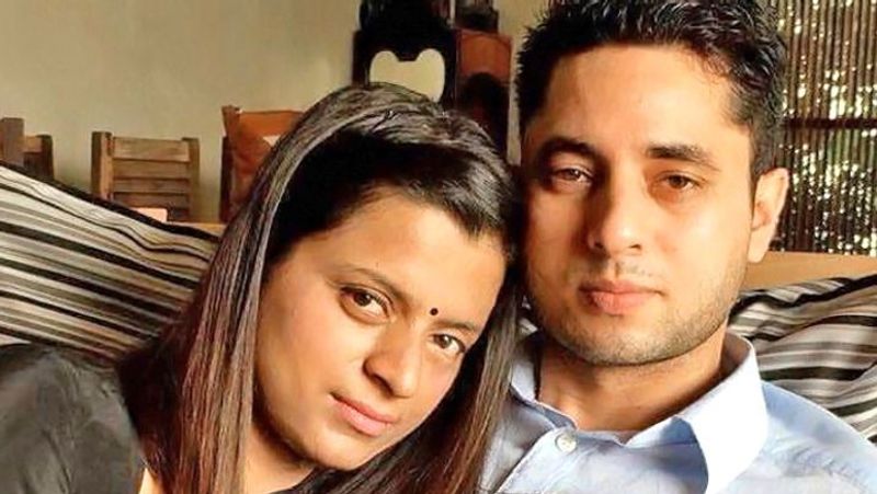 रंगोली ने अपने पति के बारे लिखा था- ''ईमानदारी से कहूं तो मैं नहीं जानती कि क्या बोलूं, लेकिन मैंने जीने की उम्मीद छोड़ दी थी। तब मेरे पति सिर्फ एक दोस्त थे। उन्होंने न सिर्फ मेरे जख्म धोए बल्कि लंबे वक्त तक ऑपरेशन थिएटर्स के बाहर मेरा इंतजार भी किया। मेरी लाइफ में सबसे बड़े मददगार मेरी बहन और पेरेंट्स हैं, मेरी जिंदगी आज जो कुछ भी है, इन्हीं की वजह से है।''