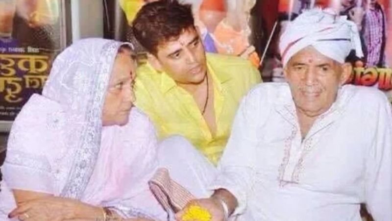 इसके बाद रवि किशन और उनका पूरा परिवार जौनपुर लौटने को मजबूर हो गया, यहां आने के बाद उनके परिवार की हालत और भी ज्यादा खराब हो गई। पैसों की तंगी होने के चलते उनके परिवार और उनको मिट्टी से बने घर में रहना पड़ा। एक बार इंटरव्यू के दौरान रवि ने कठिन समय की बात करते हुए बताया था कि, उनके पास मां के लिए साड़ी खरीदने के भी पैसे नहीं बचे थे।