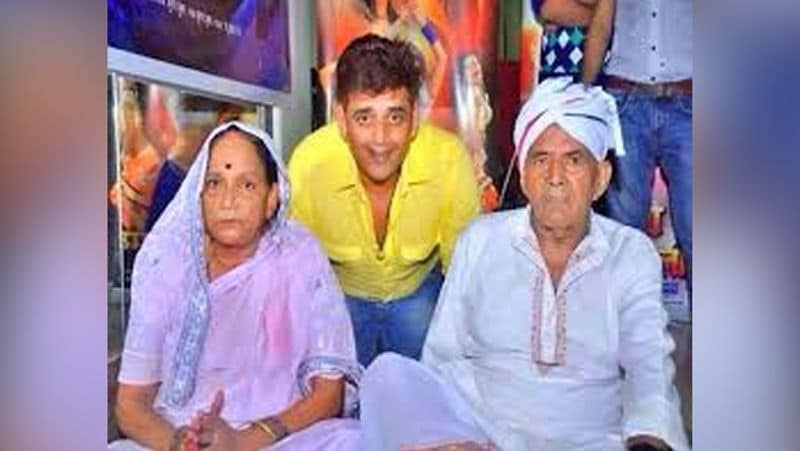 मगर रवि किशन भी कहा मानने वाले थे। वो बचपन से ही बहुत मेहनती थे। उन्होंने मां के लिए साड़ी खरीदने के लिए 3 महीने तक लगातार अखबार बेचा और मां के लिए आखिरकार रवि ने साड़ी खरीद ही ली। मगर, अफसोस इसके बदले उन्हें मां के हाथों से थप्पड़ खाना पड़ा। जब उन्होंने मां को बताया कि कैसे ये साड़ी उन्होंने खरीदी तो मां ने उन्हें गले से लगा लिया।
