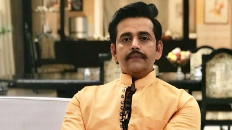 इसके अलावा वो गोरखपुर के सांसद के तौर पर अपनी भूमिका अदा कर रहे हैं और राजीनीति में एक्टिव हैं।