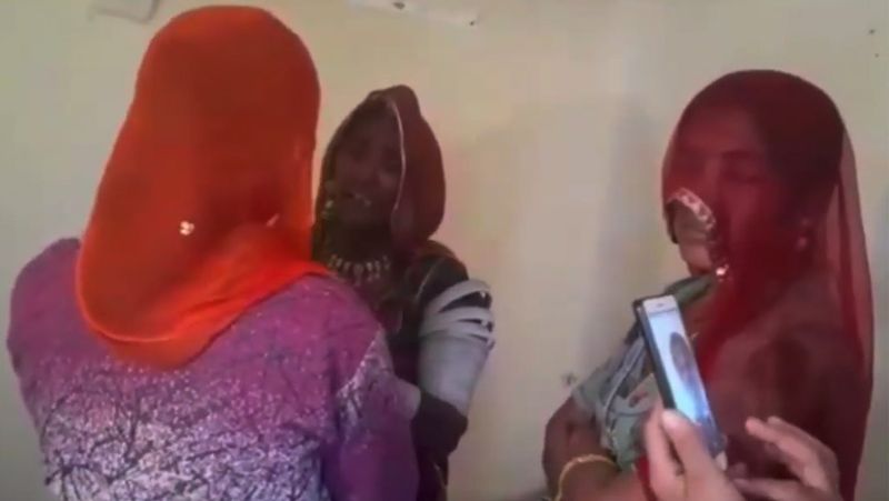 सदर थाना पुलिस के एएआई बांकाराम ने बताया कि पुलिस दोनों बहनों को कई दिनों से तलाश कर रही थी। इसी बीच सूचना मिली थी कि दोनों ने कोर्ट में लव मैरिज की ली है।