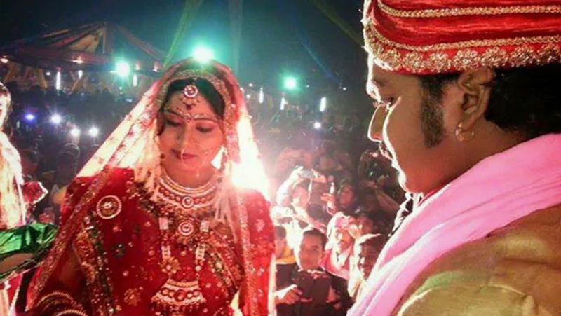 शादी के एक साल बाद ही पवन सिंह की पहली पत्नी नीलम ने पंखे से लटकर जान दे दी थी। उन्होंने 2015 में सुसाइड कर लिया था। नीलम के सुसाइड करने के पीछे वजह एक्टर का एक्स्ट्रा मैरिटल अफेयर माना जाता है।