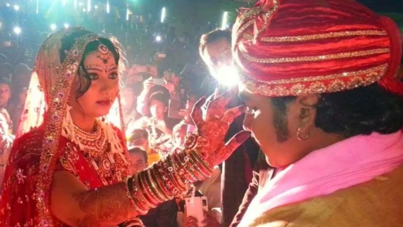 कहा जाता है कि अक्षरा और पवन सिंह का अफेयर चल रहा था, जिसकी भनक उनकी पत्नी को लग गई थी। इसलिए, उन्होंने सुसाइड कर लिया। वहीं, दूसरी ओर मोनालिसा को भी माना जाता है। मोनालिसा के साथ पवन सिंह रिलेशनशिप में थे।