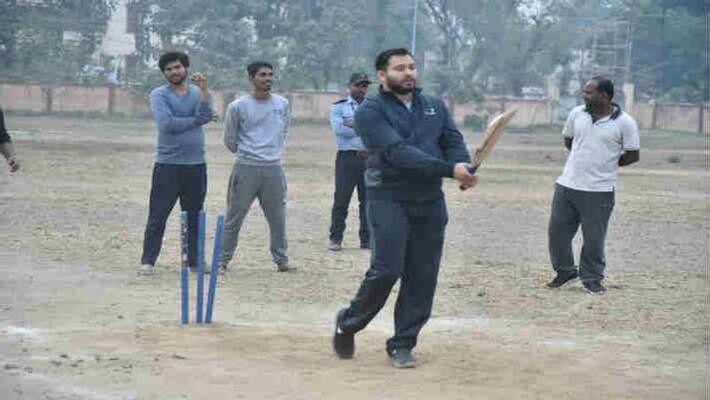 tejashwi yadav played cricket after long time users gave intersting reaction pra tejashwi yadav played cricket after long time users gave intersting reaction pra