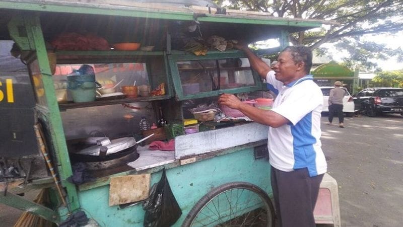 मोहम्मद सापुत्रा के पिता अपनी स्ट्रीट फूड की दुकान पर।