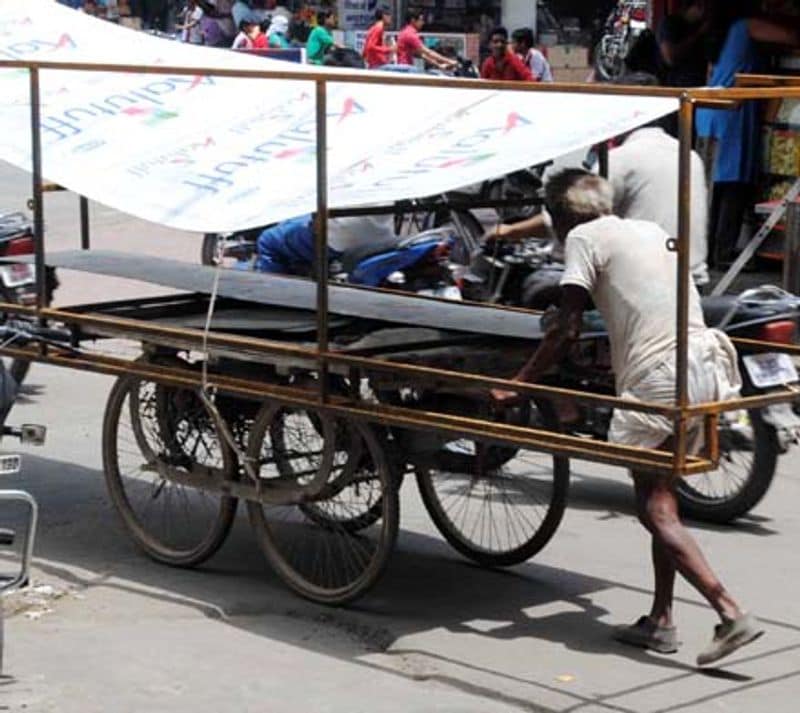वहां के मार्केट में कभी कोई मेहनत-मजदूरी करने वाला भारतीय भी दिख जाता है।