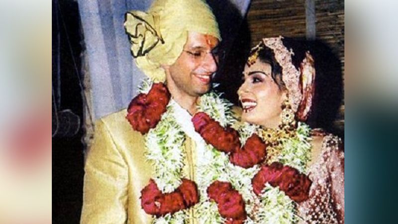 रवीना ने सलमान खान के साथ फिलम पत्थर के फूल से बॉलीवुड में डेब्यू किया था। 1994 में आई फिल्म मोहरा की शूटिंग के दौरान वे अक्षय कुमार के करीब आईं। दोनों के अफेयर शुरू हो गया।