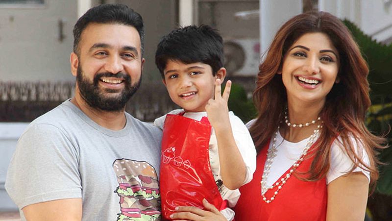 ছেলে ভিভান একা বড় হোক এটা কখনওই চাইতেন না অভিনেত্রী। ভাই বা বোন কিছু একটা যেন থাকে, সেটাই চাইতেন তিনি।