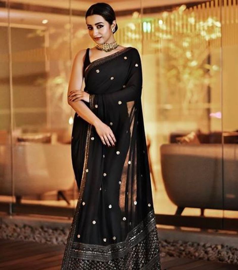 கருப்பு சேலையில் கலக்கல்