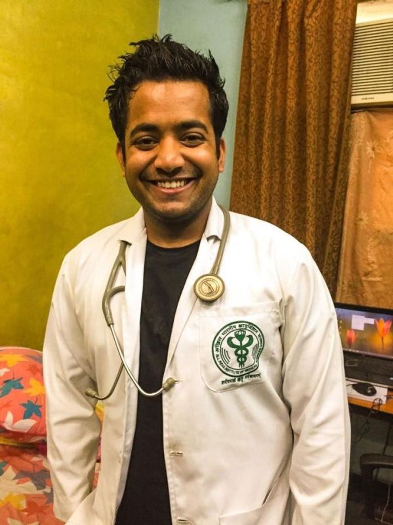 इसके लिए वो डॉक्टरी की नौकरी के साथ पढ़ाई करते रहे और महज छह महीने के अंदर उन्होंने वर्ष 2014 में यूपीएससी की सिविल सर्विसेज की परीक्षा पास कर ली। 2013 में उन्होंने आईएएस की परीक्षा पास की और उन्हें देशभर में 18वां रैंक मिला। इसके साथ ही वे 22 साल की सबसे कम उम्र में आईएएस बन गए। उनकी नियुक्ति मध्य प्रदेश में बतौर कलेक्टर हुई। रोमन आईएएस में जाकर शिक्षा और स्वास्थ्य के क्षेत्र में फोकस करना चाहते हैं।