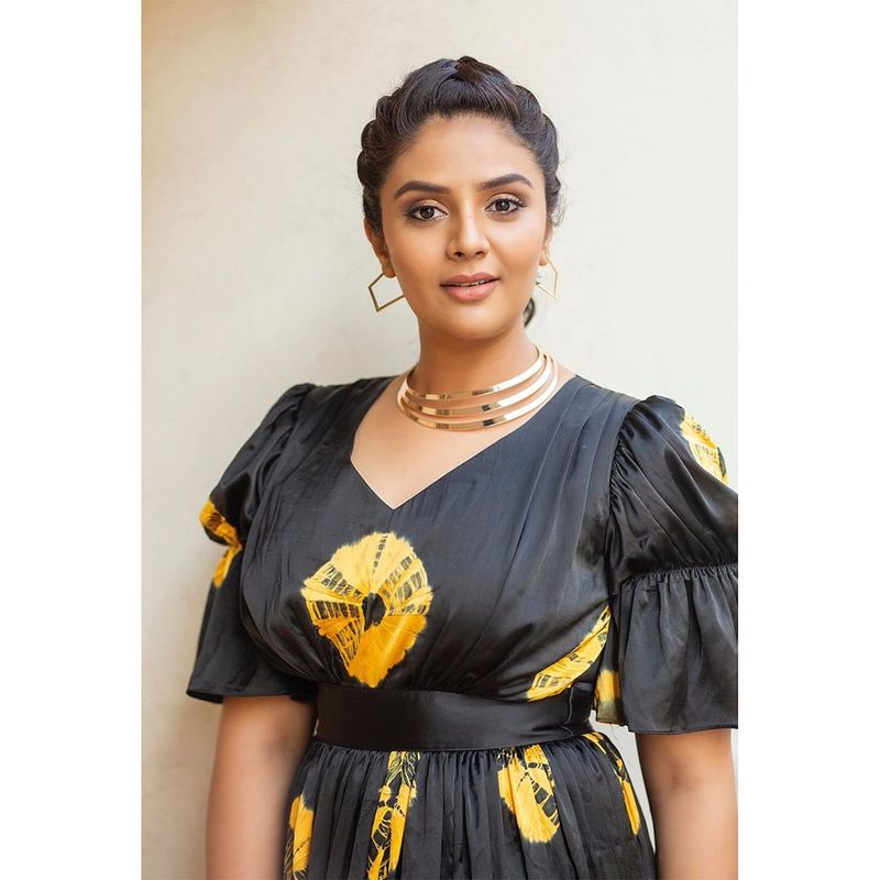 హాట్ నెస్ డోస్ పెంచిన శ్రీ ముఖి (వైరల్ పిక్స్)