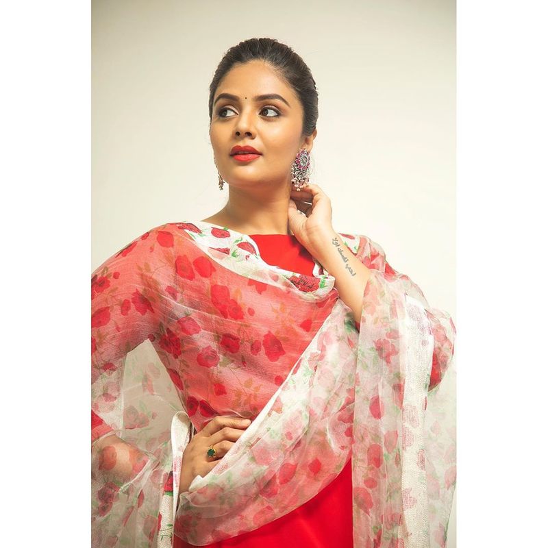 హాట్ నెస్ డోస్ పెంచిన శ్రీ ముఖి (వైరల్ పిక్స్)