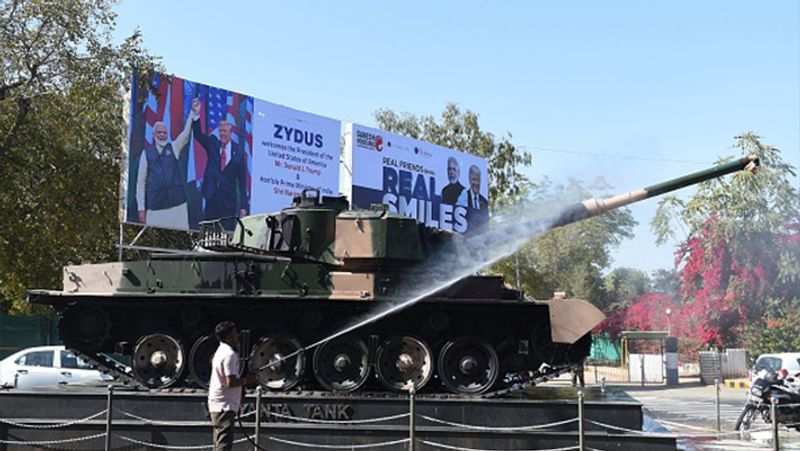 डोनाल्ड ट्रंप की यात्रा से पहले अहमदाबाद में जगह ट्रंप और भारतीय प्रधानमंत्री मोदी के पोस्टर लगाए गए हैं। इनके आस पास भी साफ सफाई का काम किया जा रहा है।