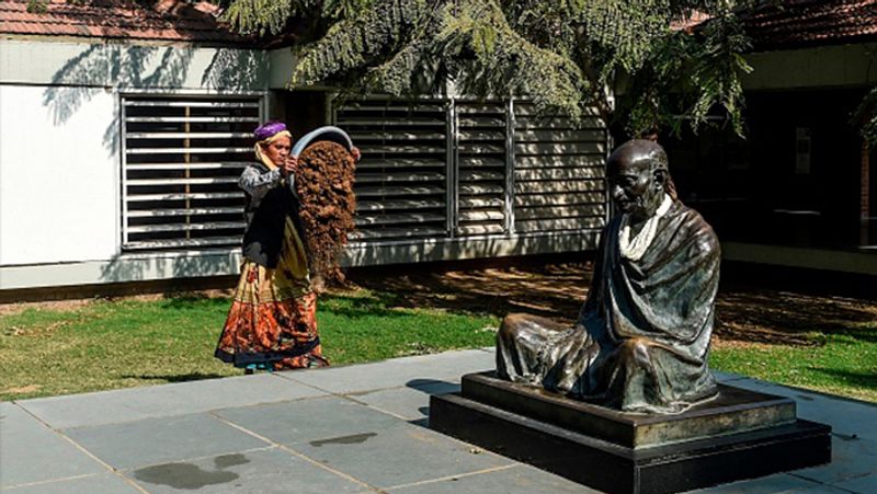 साबरमती आश्रम में महात्मा गांधी की प्रतिमा के पास मिट्टी आदि डालकर आश्रम को खूबसूरत बनाने का काम चल रहा है। अमेरिकी राष्ट्रपति की विजिट से पहले भारत सरकार आश्रम को चमकाने में लगी है।