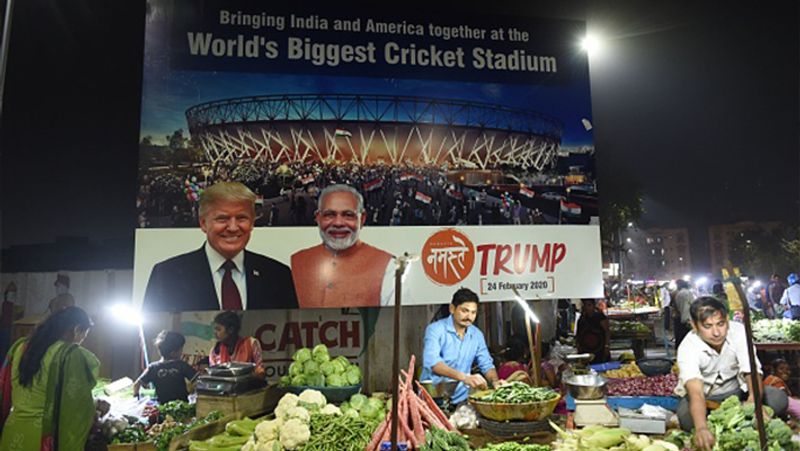 भारतीय प्रधानमंत्री नरेन्द्र मोदी और अमेरिकी राष्ट्रपति डोनाल्ड ट्रंप के साथ मोटेरा स्टेडियम के पोस्टर भी अहमदाबाद में लगाए गए हैं। इन्ही पोस्टर के नीचे सब्जी बेचने वाले अपनी दुकान चला रहे हैं।