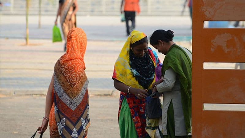 आम नागरिक ही नहीं ट्रंप के स्वागत में लगे कार्यकर्ताओं की भी जांच की जा रही है। सुरक्षाकर्मी हर व्यक्ति को जांच के बाद ही अमेरिकी राष्ट्रपति से किसी भी जगह के अंदर जाने के अनुमति दे रहे हैं।