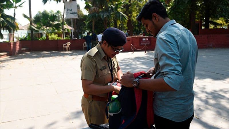 अहमदाबाद के साबरमती आश्रम में जाने वाले हर व्यक्ति की जांच की जा रही है। सुरक्षा से जुड़ी हर घटना को पूरी तरह से जांचा परखा जा रहा है।
