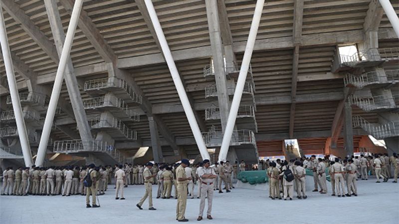 अहमदाबाद में अमेरिका राष्ट्रपति के आने से पहले पुलिस के जवान मोटेरा स्टेडियम में इक्ट्ठे हुए और सुरक्षा का जायजा लिया।