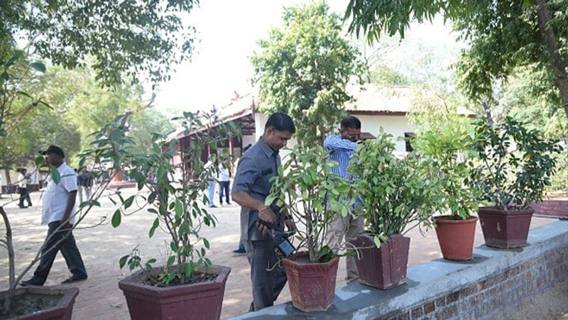साबरमती आश्रम में जिस जगह पर भी अमेरिकी राष्ट्रपति जाएंगे वहां मौजूद हर चीज की जांच की जा रही है। पुलिस के अधिकारी आश्रम में मौजूद गमले की जांच करते हुए।